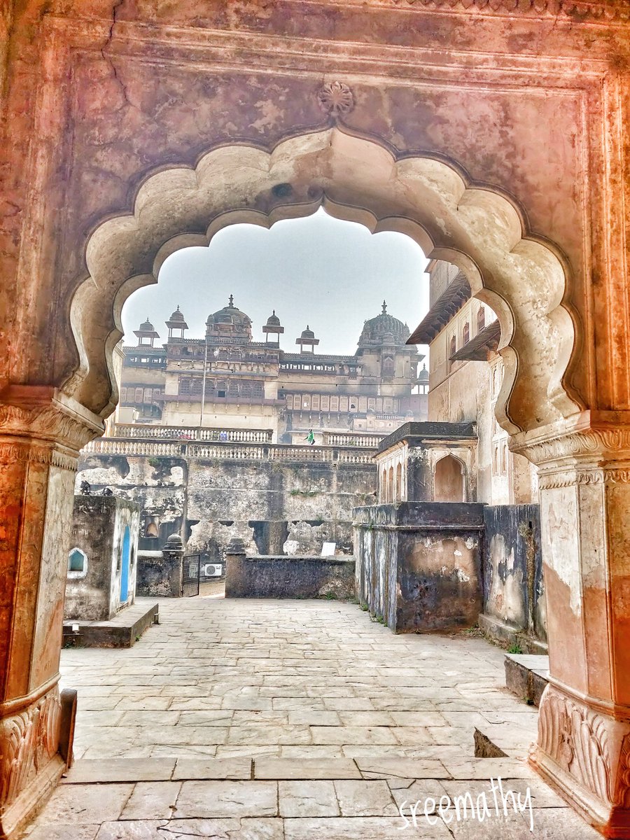 Sree_tweets's tweet photo. Orchaa chatris! These are funerary monuments of the royalty, along the river betwa, the bundelkhand architecture is mesmerizing! @WhiteMughalsFan @dpanikkar @Chemburstudio https://t.co/cWFPR934IS