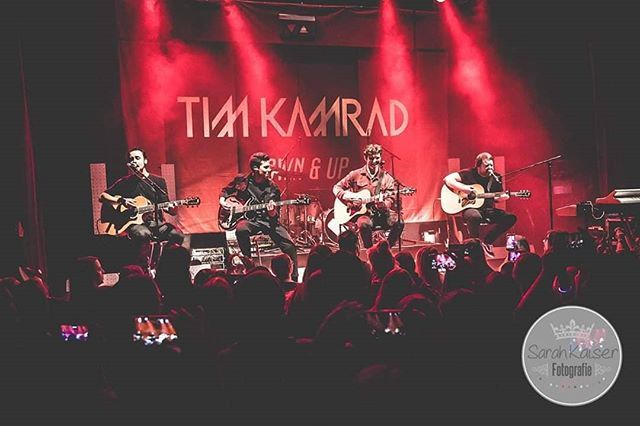 Köln! Das war unglaublich 😍 Danke, dass so viele von euch da waren! ❤ 📷: @sarahkaiserfoto 
#timkamrad #teamkamrad #photography #live #band #downandup #tour #goodtimes #happy #stage #cologne #köln <a href="/gibsongermany/">Gibson Germany</a> @visionears bit.ly/2Dvx8ul