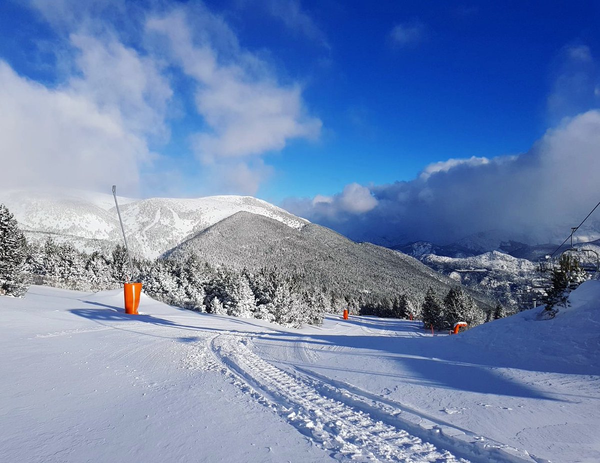 portdelcomte's tweet photo. Quina meravella de dia gaudint del #powdercomte! Així dóna gust 😍
Esteu preparats per un cap de setmana d'esquí increïble? Recorda, sempre #moltaprop a #PortdelComte https://t.co/Zhek2WttGm
