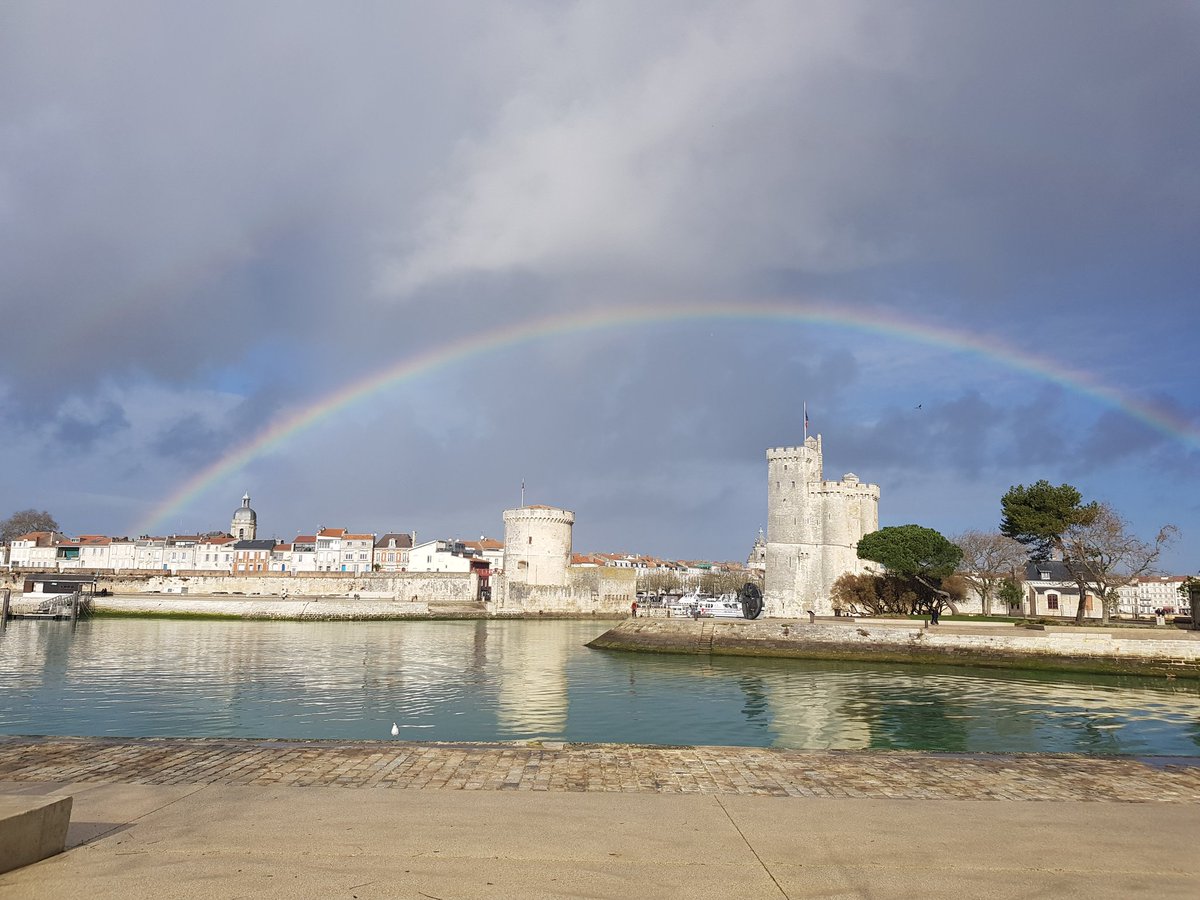 Codebarez's tweet image. #JeudiPhoto #tourslarochelle : L&apos;hiver à #larochelle 🤩