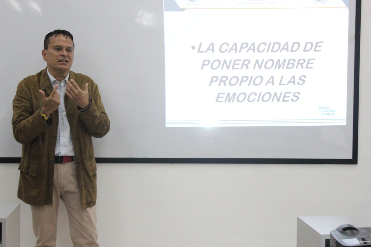 EscuelaFiscalMP's tweet photo. #HOY en la #ENFMP se dictó el #Taller: "Programación Neurolingüística e Inteligencia Emocional", con el facilitador Abg. Adelso Palmar donde expresó "no permitas que las emociones te dominen. Hay que saber vivir con inteligencia emocional".
@EscuelaFiscalMP https://t.co/5IVLyZT2d0