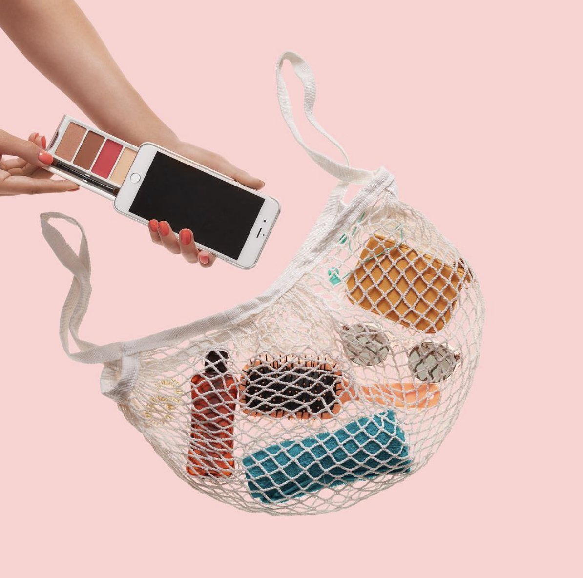PoutCase's tweet photo. One of the great things about keeping your beauty essentials in your phone case is how much space you save in your handbag 👛 

#poutcase #mypout #beauty #thursdaythoughts https://t.co/ml6zsGXcW1