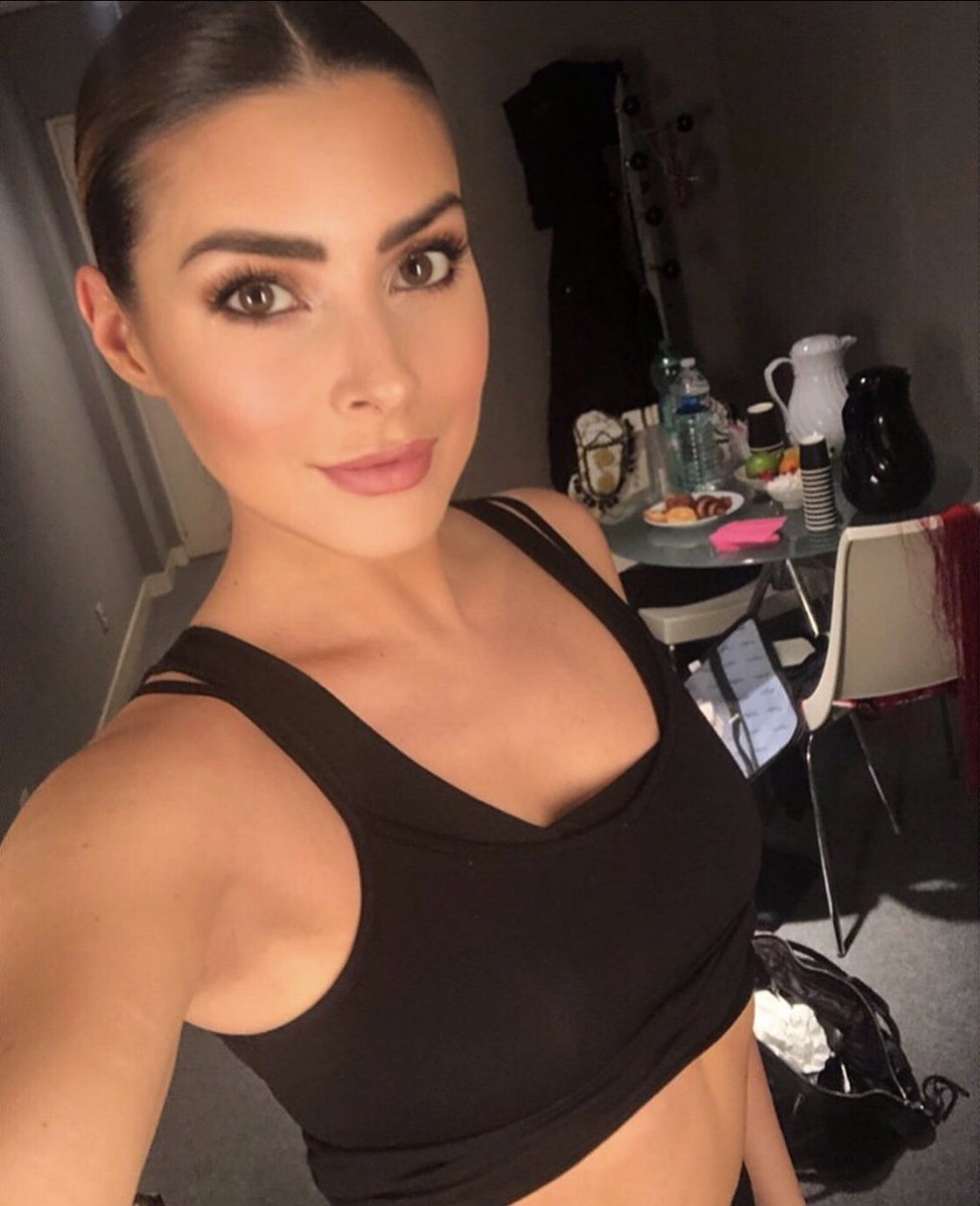 CandicePascal_'s tweet image. Un Besito de la loge 💋💃🏻
Heureuse &amp;amp; chanceuse de parcourir les plus belles scènes de France... #dance #work #bestjob