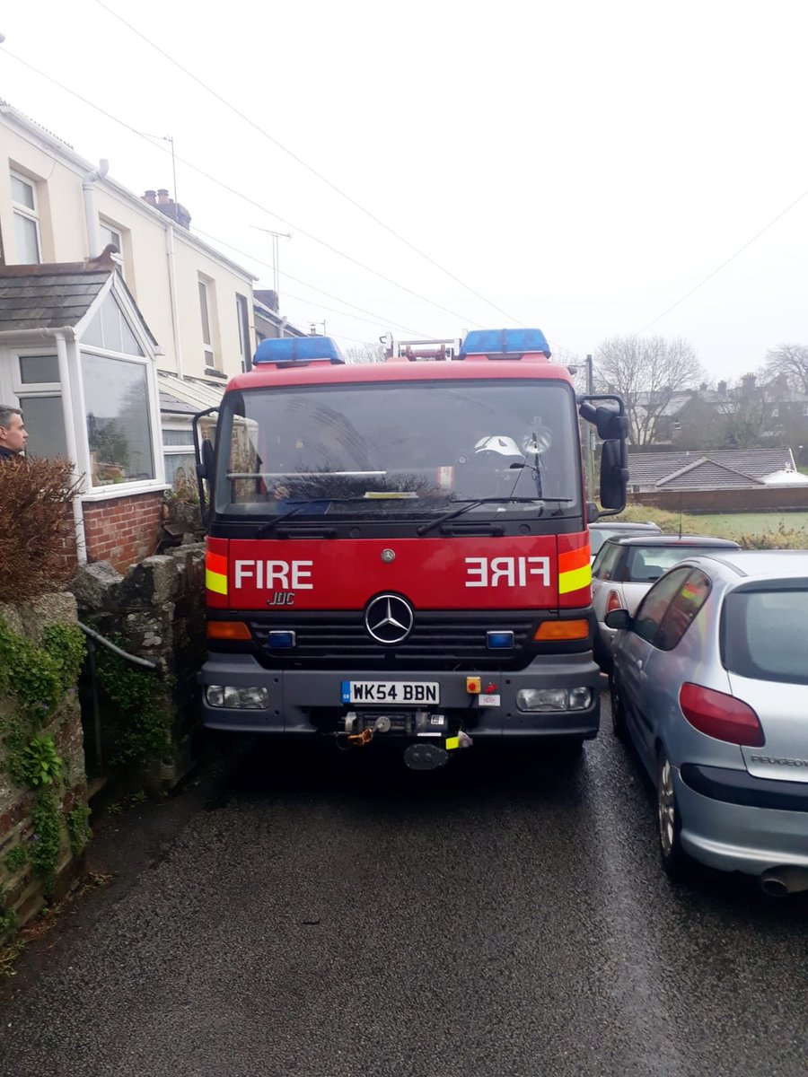 LiskeardCFRS's tweet photo. Liskeard fire engine couldn’t get up Varley Lane due to parked cars being too far off the kerb. Wherever you live or work, please consider how you park and if emergency vehicles could get through #safepark #emergencyvehicles #access #fireservice #safercommunities https://t.co/Dd9TYP3GFK