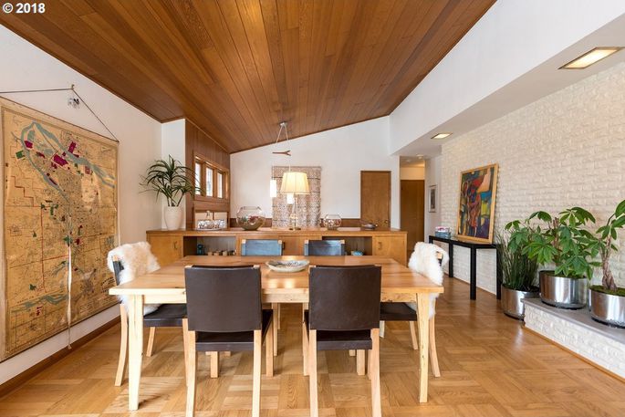 flyerco's tweet photo. People don't just want to see pictures of a home. They want to see how warm and stylish the space is. Take a look at how you can make the most from listing photos with these tips from @realtordotcom. https://t.co/SGgSgH8ai9 #homedesign https://t.co/rDq4SGb8oS