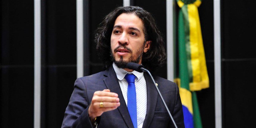 folha's tweet photo. Com medo de ameaças, deputado @jeanwyllys_real, do PSOL, desiste de mandato e deixa o Brasil https://t.co/3CGV8ldHrB https://t.co/gdUsnFPDuQ