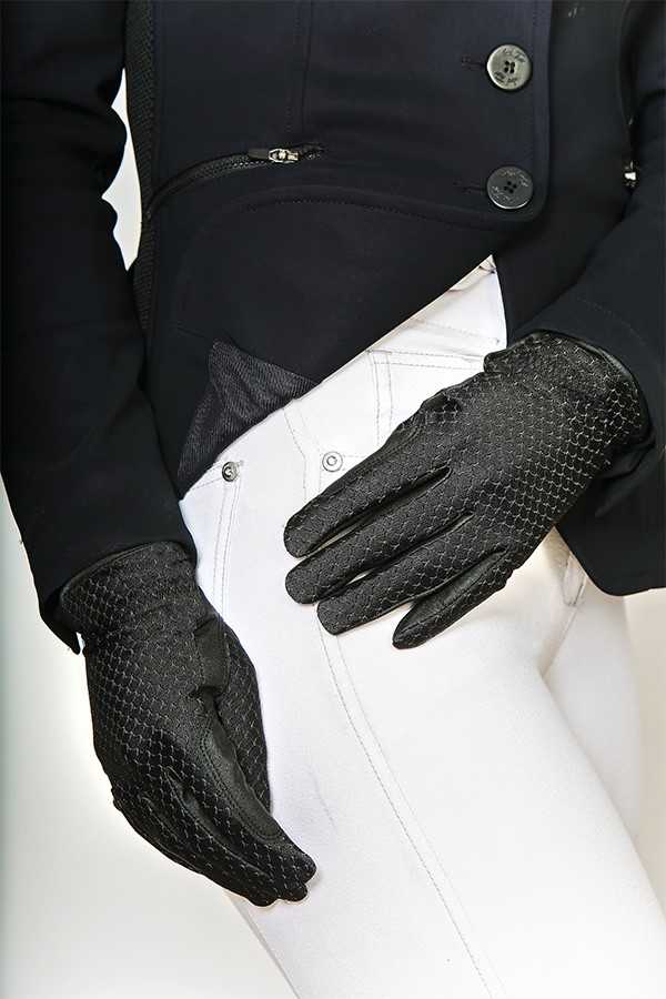 Whoever said "black was boring" has never seen the new Woof Wear Ltd Zennor Gloves in Jet Black. 
With a durable palm for great grip and feel on the reins these gloves are the new classic in #riding style. 
Available #InStoresNow