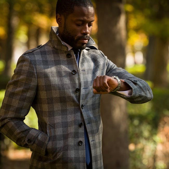 Abrigo de lana con cashemre en color gris claro y estampado príncipe de Gales. 

El corte del abrigo recuerda a la gabardina por su cuello, además lleva charreteras en los hombros y puño con latiguillo y botón. 

#tomblackstyle #editorial #estilo #traje#menswear #tomblack