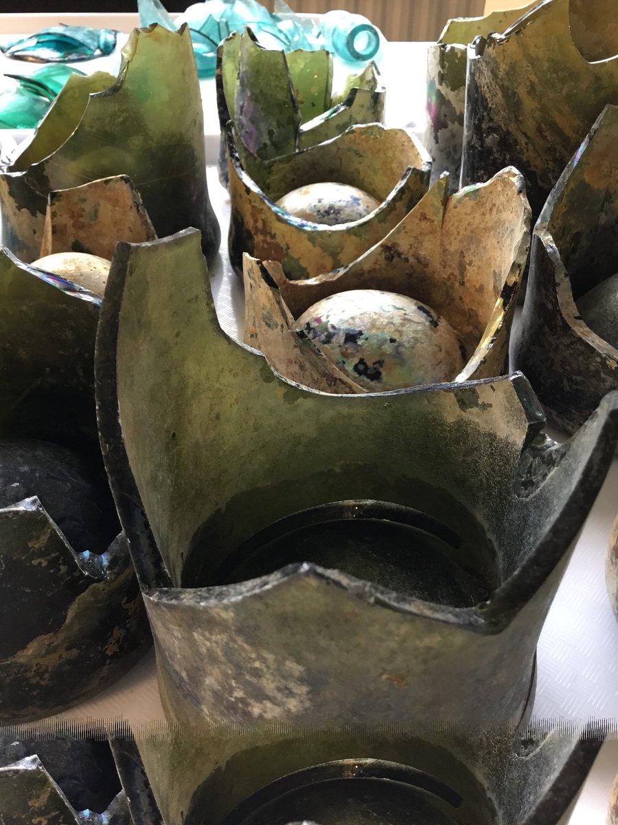 MOLArchaeology's tweet photo. 🎶10 green bottles sitting on a desk, 10 green bottles sitting on desk 🎶 This week at #MAAST we’re entering the wonderful world of glass with a special session led by @nigeljeffries https://t.co/FDYyh8xnsm