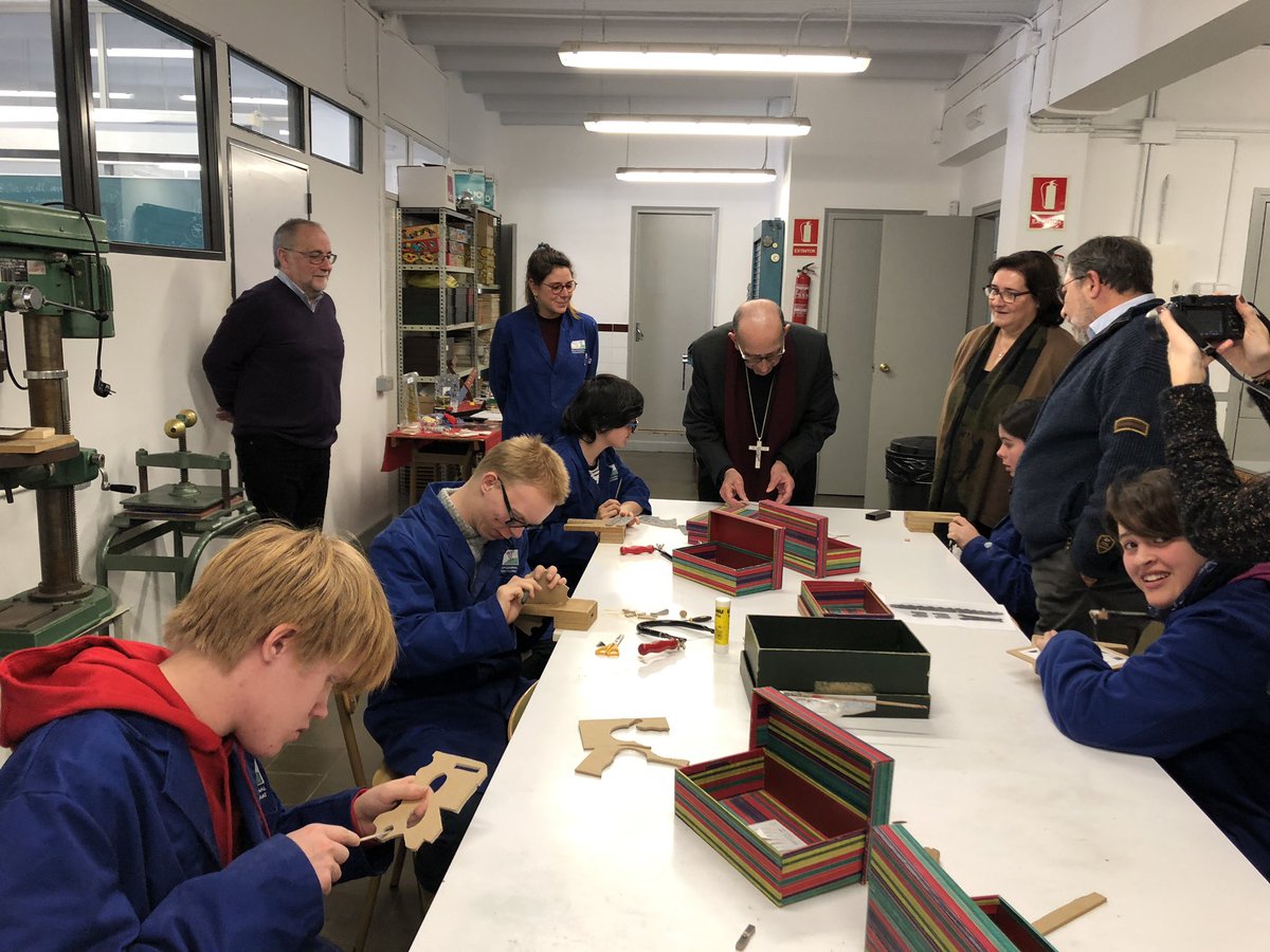 escolesFEP's tweet photo. Avui el #CardenalOmella ha visitat l’escola especial professional @EEPMDMontserrat d’ @escolesFEP Ha estat una jornada entranyable on els alumnes han pogut explicar al Sr. Cardenal el seu itinerari formatiu fonamentat en l’estimació a la diferència. #SomFEP @esglesiabcn https://t.co/7vJM0rDoyc