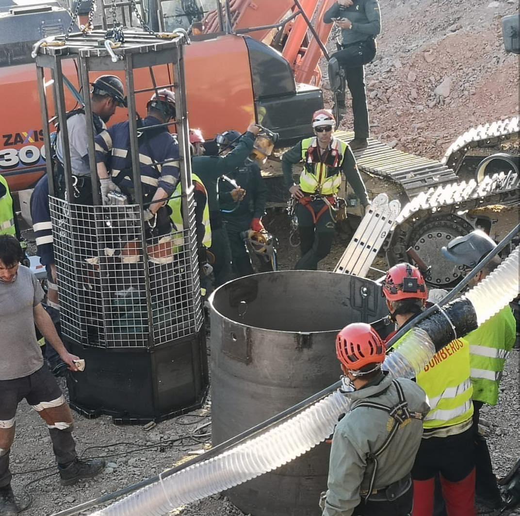 JuanCanoSUR's tweet photo. Los mineros, en la cápsula, al entrar en el pozo para el #RescateJulen en #Totalán #Málaga https://t.co/vKlbqIVPBd https://t.co/Kgu561UJZJ