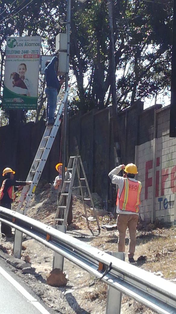 CPmtvc's tweet photo. #TráficoVc

#Precaución

Se encuentran realizando trabajos a la altura de kilómetro 11.5 ruta #BocaDelMonte por lo que un carril se encuentra completamente cerrado, agentes de #PmtVc brindan apoyo con seguridad vial. https://t.co/X05r0fP6ZG