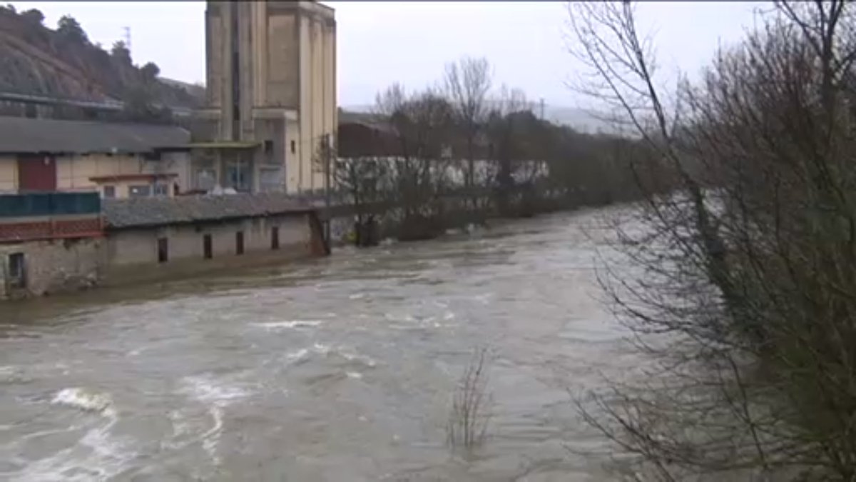 radio_vitoria's tweet photo. El río #Baias esta tarde a su paso por #RiberaAlta @AnanakoKuadrila 💦 El cauce ha descendido, pero ha anegado fincas y viviendas en los #concejos de #Anúcita, #Pobes, #Mimbredo, #Hereña, #SubijanaMorillas. Fotos que han llegado a #Herrian @AcoaAke
https://t.co/IFZqoQTDRY https://t.co/VMEPeey2GX