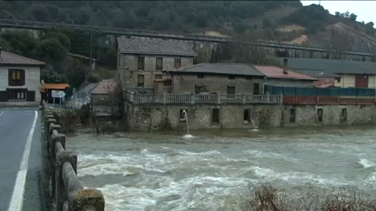 radio_vitoria's tweet photo. El río #Baias esta tarde a su paso por #RiberaAlta @AnanakoKuadrila 💦 El cauce ha descendido, pero ha anegado fincas y viviendas en los #concejos de #Anúcita, #Pobes, #Mimbredo, #Hereña, #SubijanaMorillas. Fotos que han llegado a #Herrian @AcoaAke
https://t.co/IFZqoQTDRY https://t.co/VMEPeey2GX
