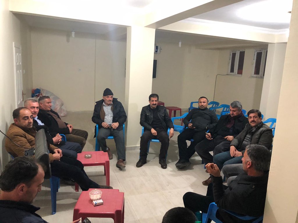 Bu akşam Parti binamızda bizi ziyaret gelen dostlarla Hasbihal ettik. 31 Mart’a yapılacak belediye seçimlerinin önemini anlattık desteklerini istedik.halkımız belediyeyi aklaştırmaya kararını vermiş durmak yok yola devam