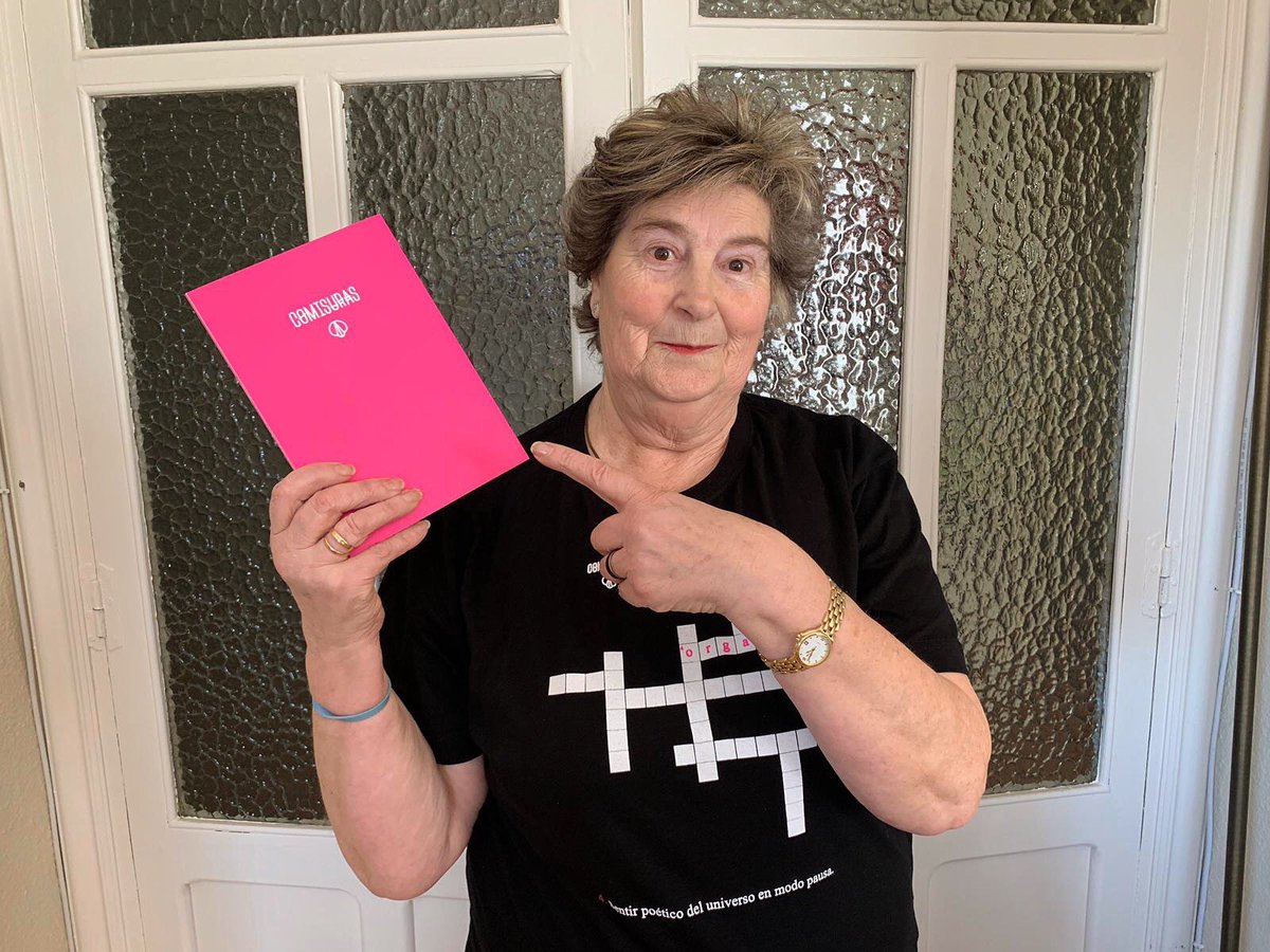 sexopositivo_'s tweet photo. Mi foto favorita de una #clientacontenta con el libro de #Comisuras es esta. Pero claro, la #mejorabueladelmundo (la mía) sale en ella. Y es tal cual la veis: alegría, energía en estado puro y mucha emoción ¡te adoro! ❤️ https://t.co/W4RB0deTMU