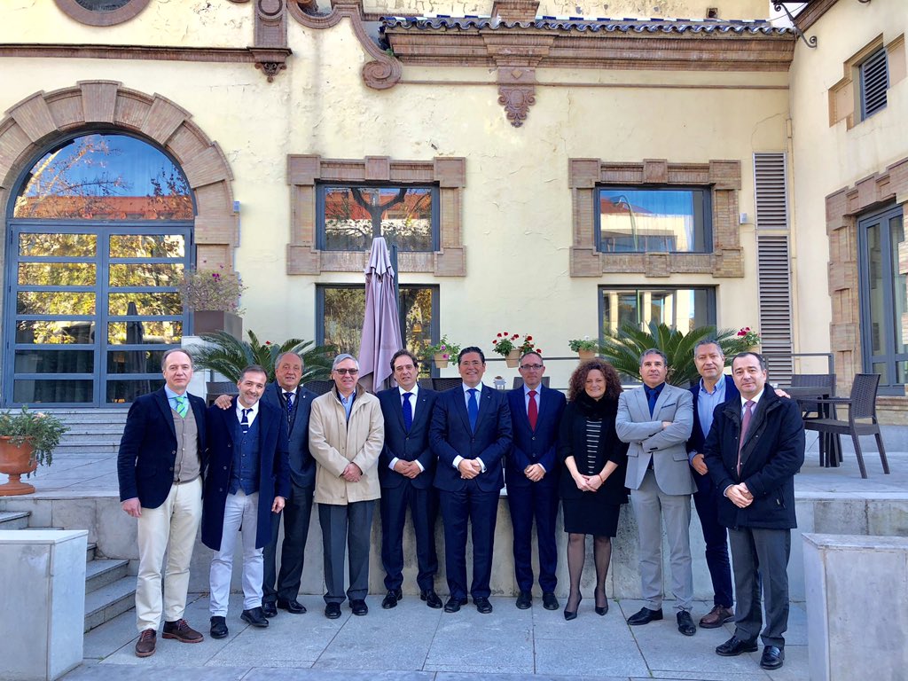 ☝🏼En Sevilla, en la Dirección Territorial Sur de <a href="/AXASegurosEs/">AXA España</a>, encuentro con #AgentesAXA: con diferencia, el Canal de Agentes más profesional del Sector Asegurador 🎯