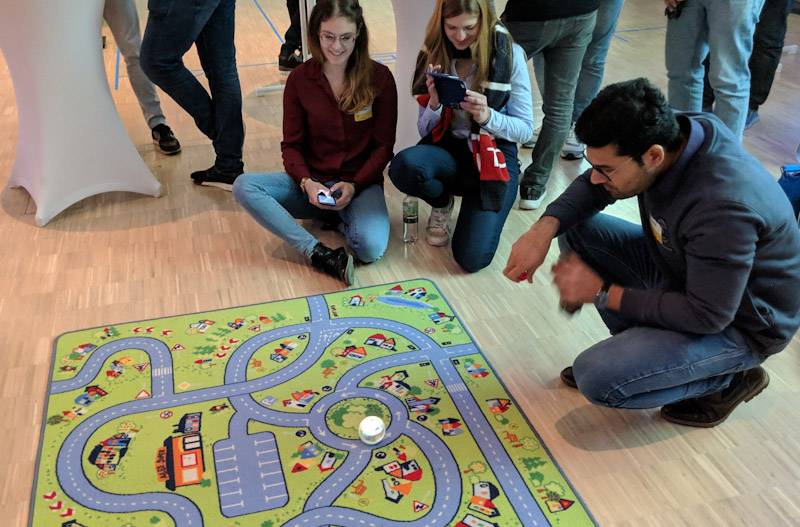 FraunhoferSIT's tweet image. Sphero unterwegs auf dem Autoteppich
#DevNight