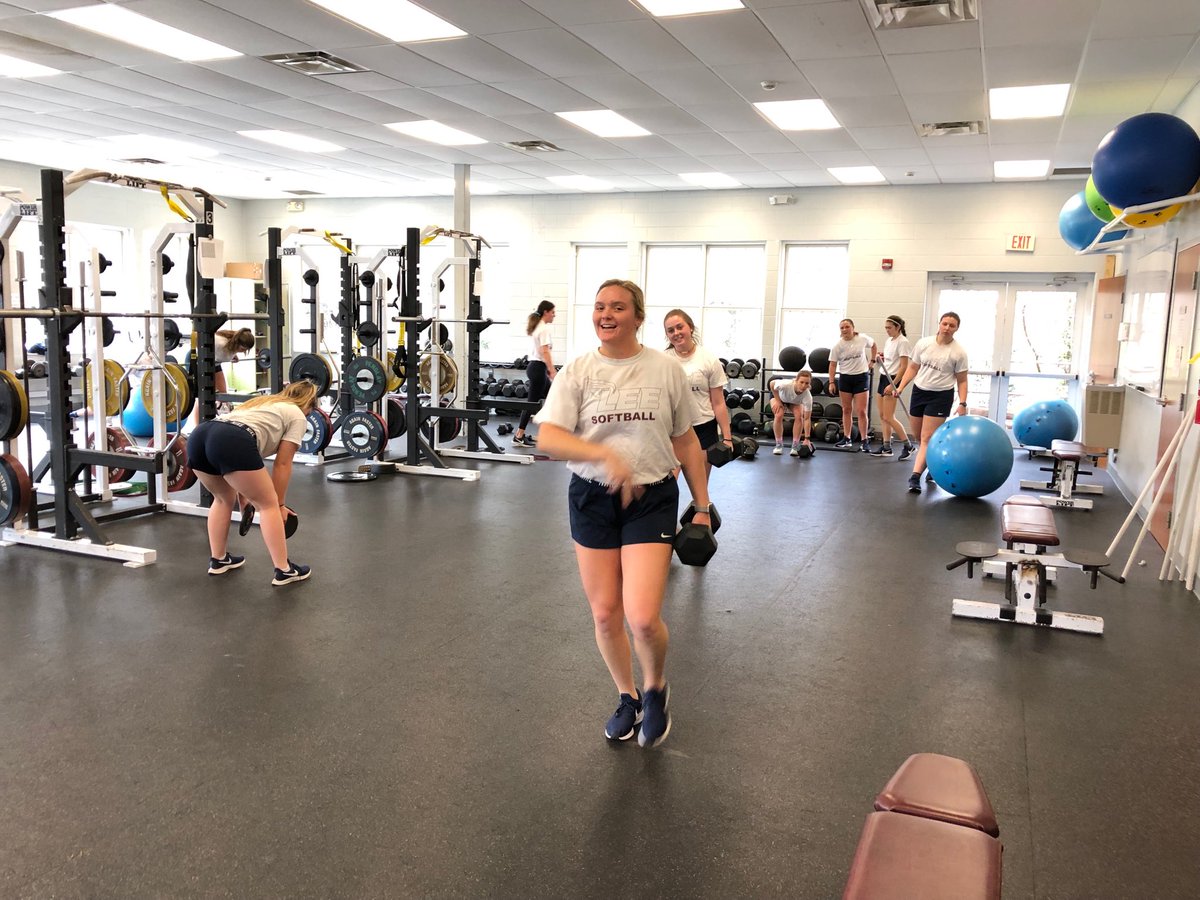 LeeUSoftball's tweet photo. Getting it in the weight room before practice. #Team33 #FiredUp https://t.co/XYRkyiaSYl