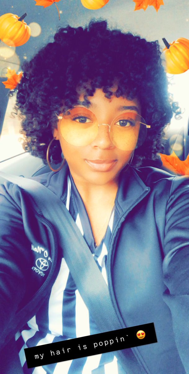 ___Rae's tweet image. my hair doing its thing today 😍