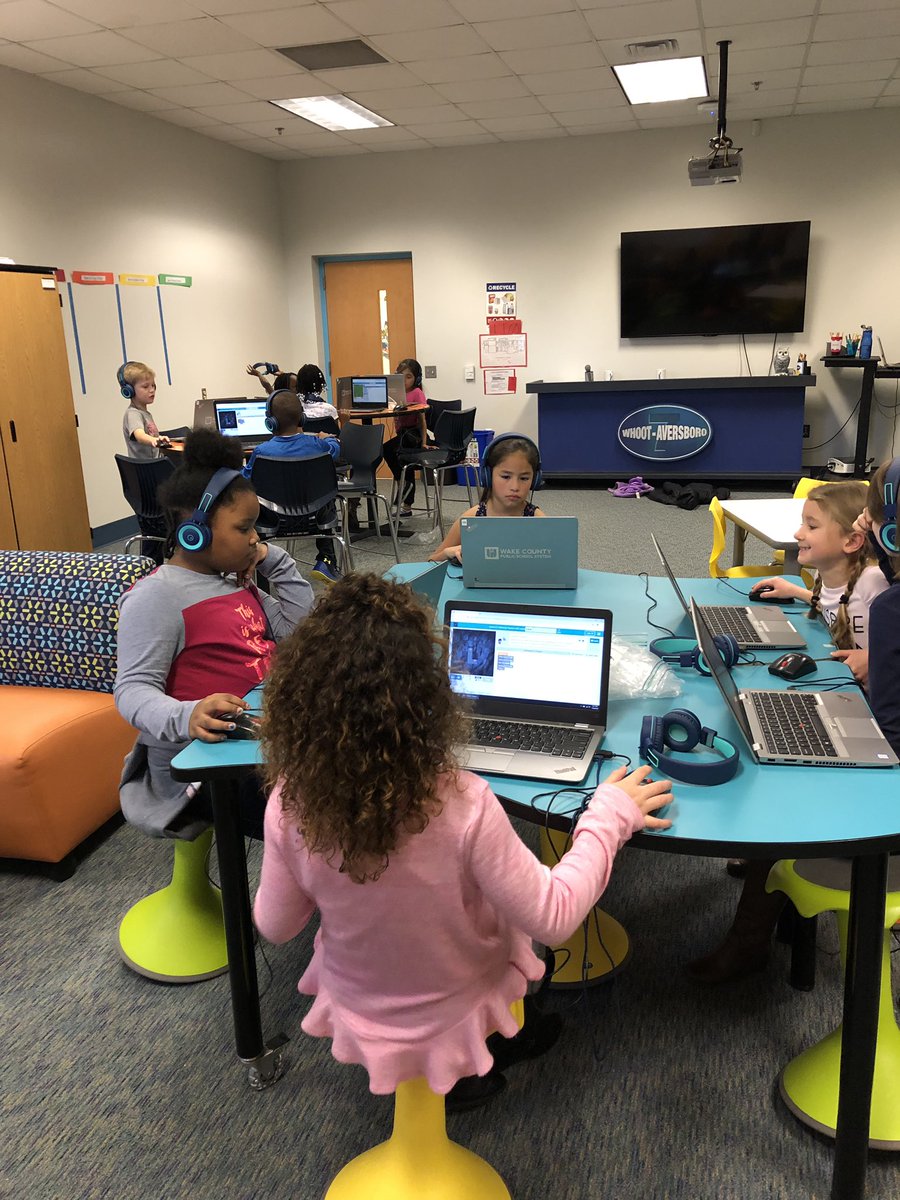 AversboroMedia's tweet image. 2nd graders happily #coding with @codeorg! #ComputerScience #teachcomputerscience #kidscode