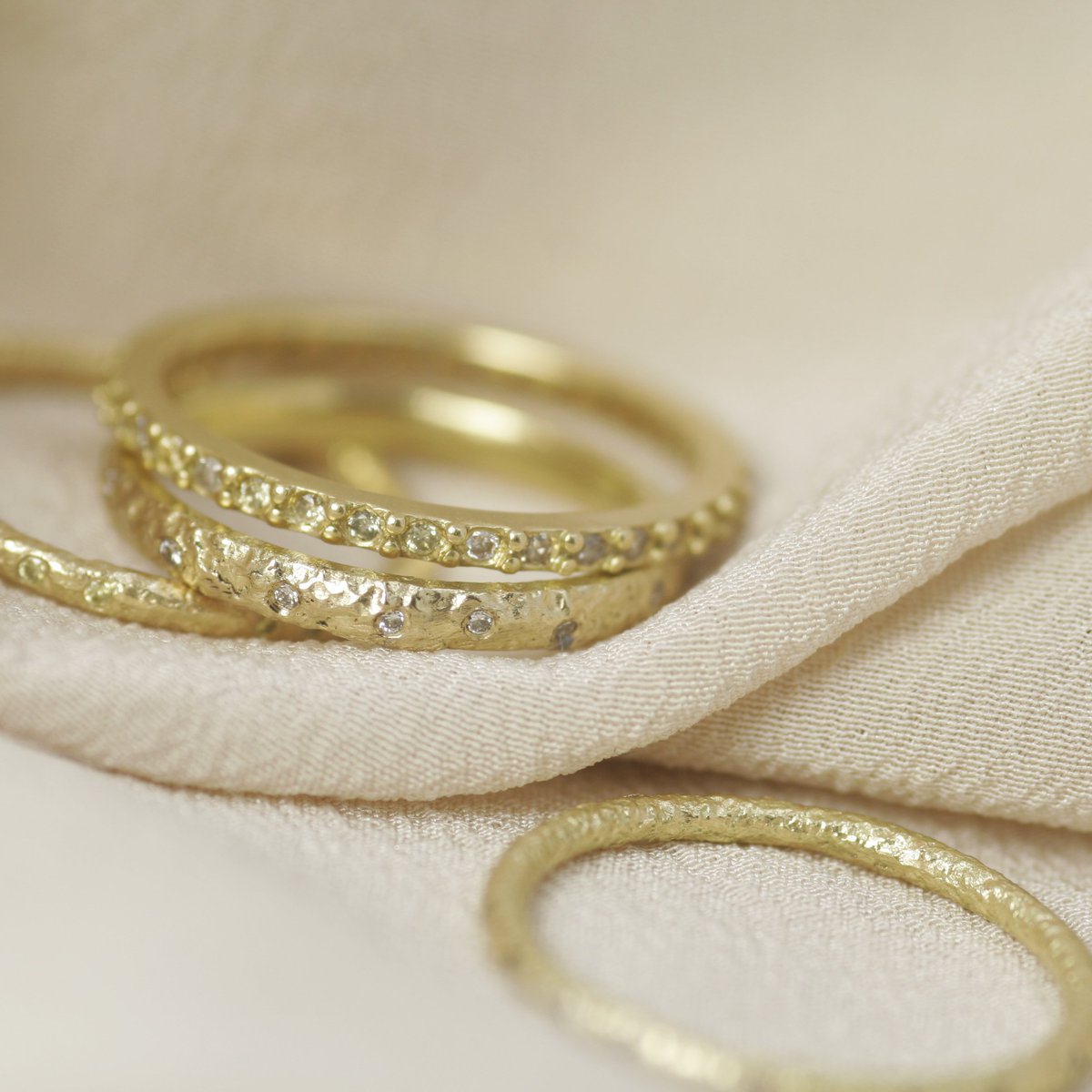 Diamond is the hardest naturally occurring material on earth and is often used to celebrate 60th anniversaries
#mayaselway #mayaselwayjewellery #gold #futureheirlooms #finejewellery #poetryoftheeveryday