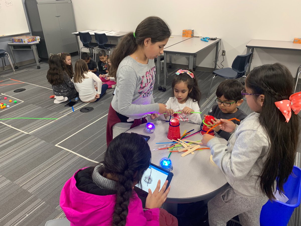gabulosa's tweet photo. ⁦@RutherfordRobo1⁩ #robocoders &amp; #rutherbots are coaching the Rutherford Kinder team to get ready for the MISD Hackathon. #ruthes #rurheslead https://t.co/9mRNh6Itow