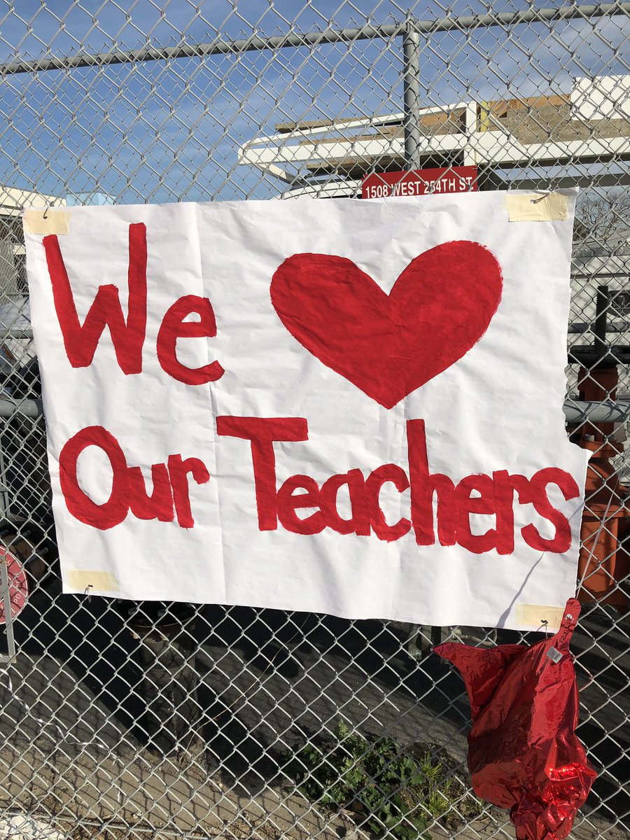 SusanHoyToday's tweet image. Harbor City Elementary School sharing the love. #UTLASrong