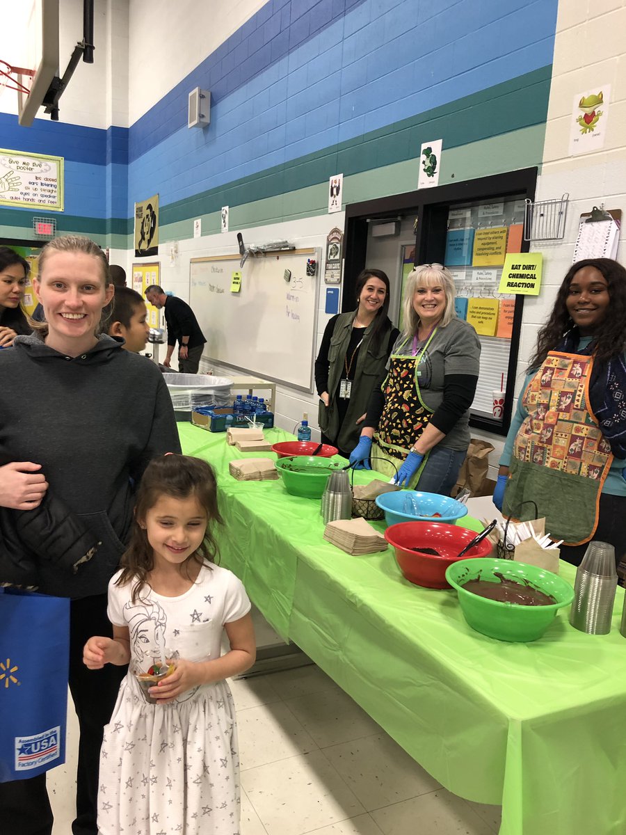 JordanMDawn1's tweet photo. We’ve had so much fun at STEM Night!! #rockbrookscholars https://t.co/AV4GqbnaI9