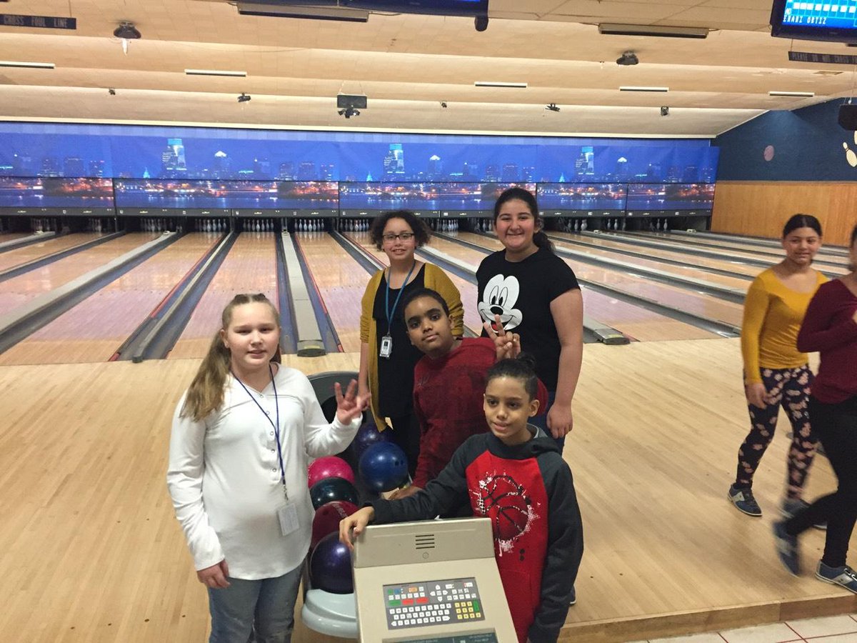 StefanieDiFran1's tweet photo. Feltonville Arts & Sciences takes on bowling π³ @thunderbirdlanes #FSASproud @PrincipalPiniat @thealisonstore @kelleycollings @phila_teach https://t.co/7pN8ssgDcl