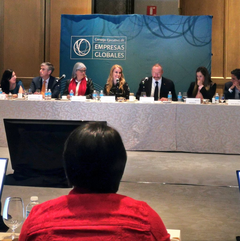 emglobales's tweet photo. "Estamos convencidos que la participación decidida de todos los sectores es fundamental para lograr la transformación que el país requiere"@claujanez #TomaDePosesión #PresidentaCEEG https://t.co/yNk02MGVRA