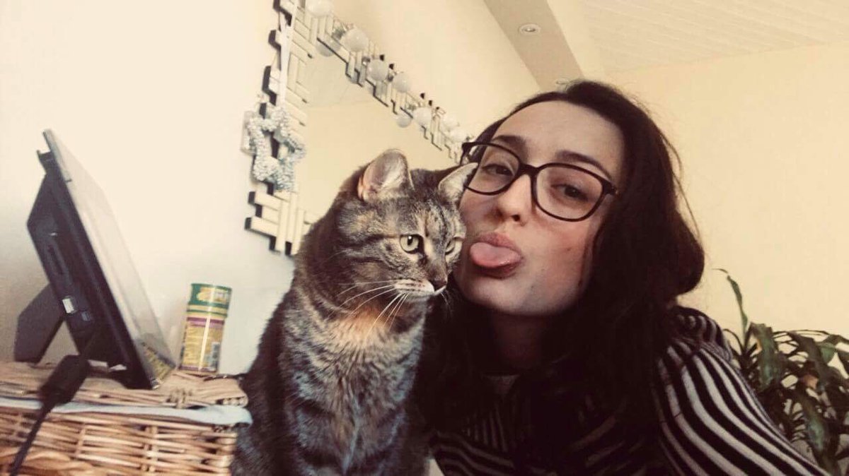 _baristananas's tweet photo. Juste parce que je l’aime beaucoup trop et que je passe ma vie à taper des #selfieCat avec elle ❤️ https://t.co/crgrhQrHKh