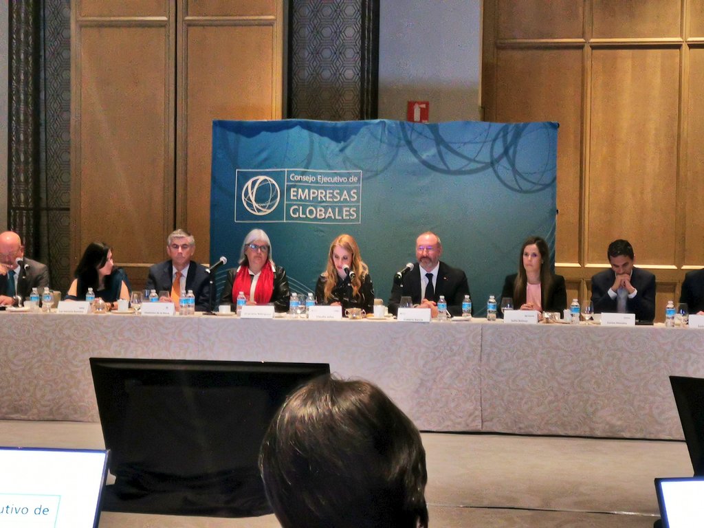 emglobales's tweet photo. "Frente a la incertidumbre del contexto internacional, continuaremos siendo un mecanismo para transmitir al mundo las condiciones de competitividad de #México y las razones por las que debe seguir figurando en los planes de #inversión" @claujanez  #PresidentaCEEG https://t.co/FyAUFDMPR5