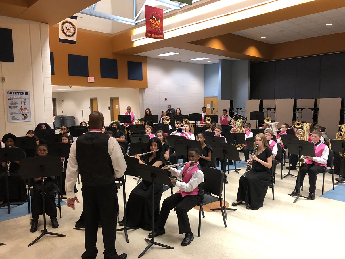 ChrisMoseley7's tweet photo. Recruitment.... curriculum fair @ElkoMiddle The @VarinaBand performed for the elementary and middle school students! Elko Band is sounding great. #HenricoMusic #THISisVarina 🎵🎺🎻 https://t.co/Quu21JmwPI