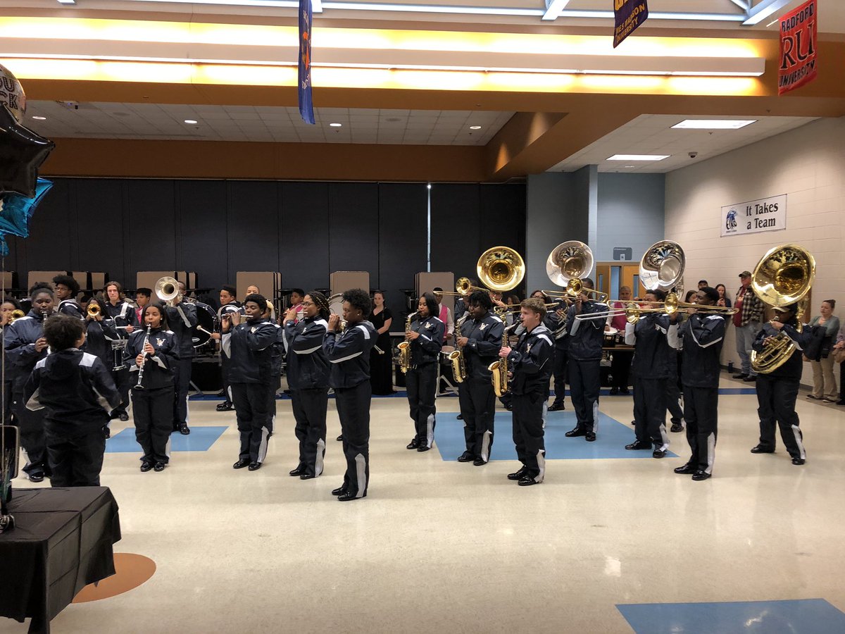ChrisMoseley7's tweet photo. Recruitment.... curriculum fair @ElkoMiddle The @VarinaBand performed for the elementary and middle school students! Elko Band is sounding great. #HenricoMusic #THISisVarina 🎵🎺🎻 https://t.co/Quu21JmwPI