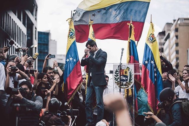 IngerMendozaWeb's tweet photo. #Repost @jguaido
・・・
Desde ayer #23Ene avanzamos como nación, dimos un paso histórico y sin pensarlo asumimos competencias, compromisos y responsabilidades. 
Saben que perdieron el apoyo del pueblo venezolano y la comunidad internacional, por eso pre… https://t.co/AVT09PXphN https://t.co/9ndxQNyXYN