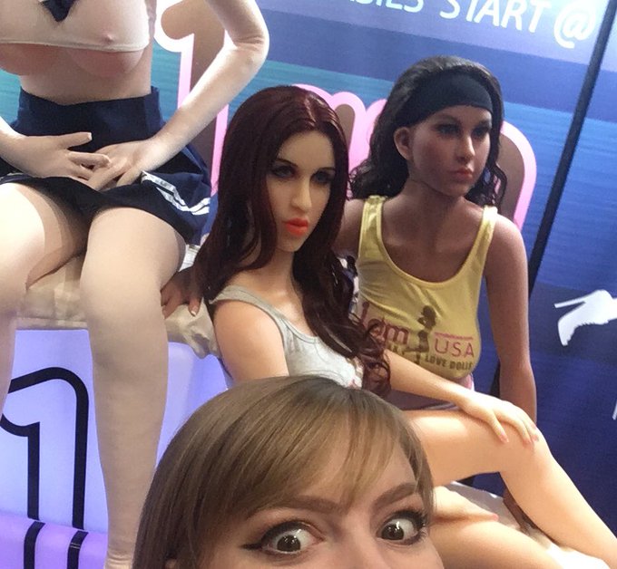 Making all the friends at AEE https://t.co/8IUhYM21Sg
