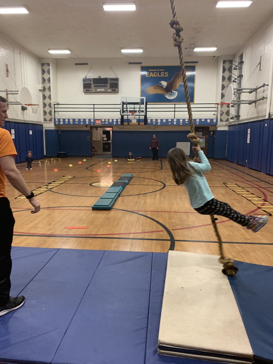 IrvingBerwyn's tweet photo. Family Fitness Night! #d100insipres #irvingpride https://t.co/Hy63Nb9NJg