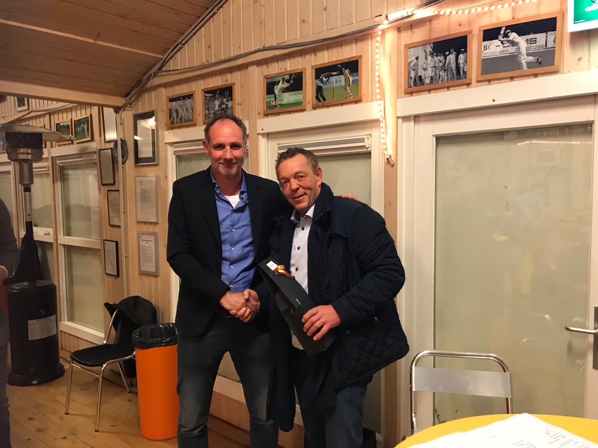 excelsior20's tweet photo. Officiële moment. Trots op onze mooie shirtsponsoren. @nicoverken , @LINKITGroup , @Axidus_NL , #trofipack https://t.co/AhVMRA2X4Y