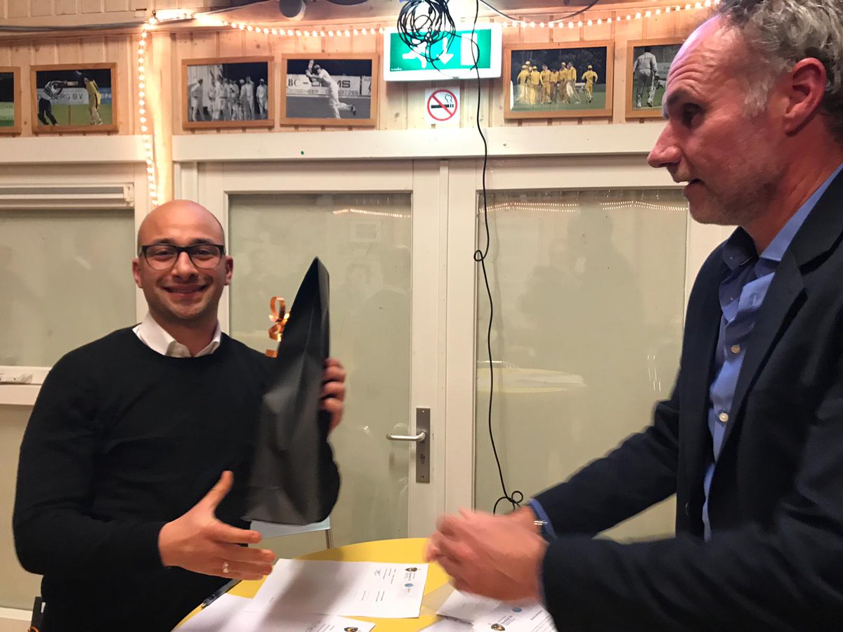 excelsior20's tweet photo. Officiële moment. Trots op onze mooie shirtsponsoren. @nicoverken , @LINKITGroup , @Axidus_NL , #trofipack https://t.co/AhVMRA2X4Y