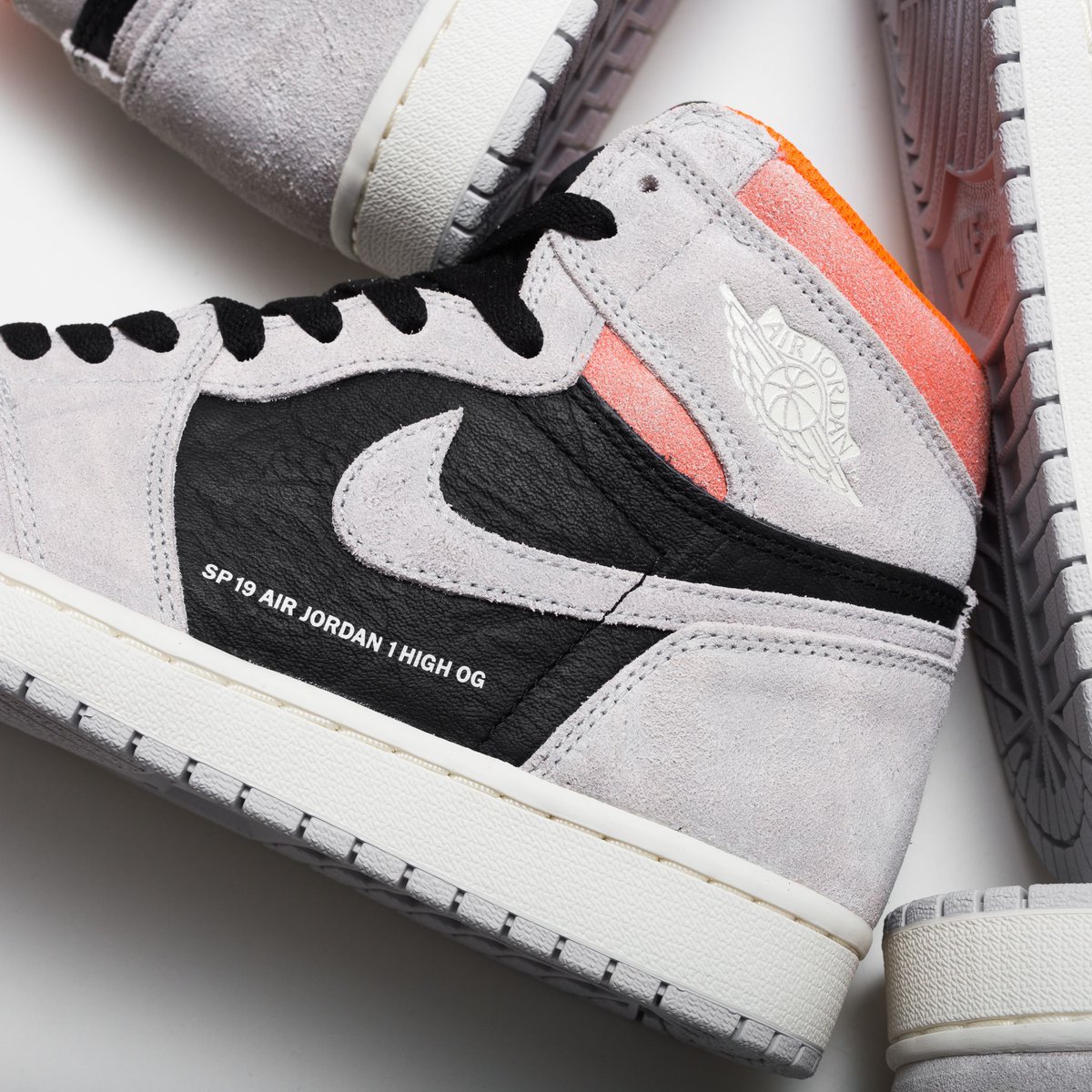 titoloshop's tweet photo. ONLINE NOW 🔥 Air Jordan 1 Retro High OG "Hyper Crimson"
h e r e ➡️ https://t.co/Szb4ZC97Cl
#Jordan #airjordan1 #hypercrimson #jumpman https://t.co/pC5jlEdtLr