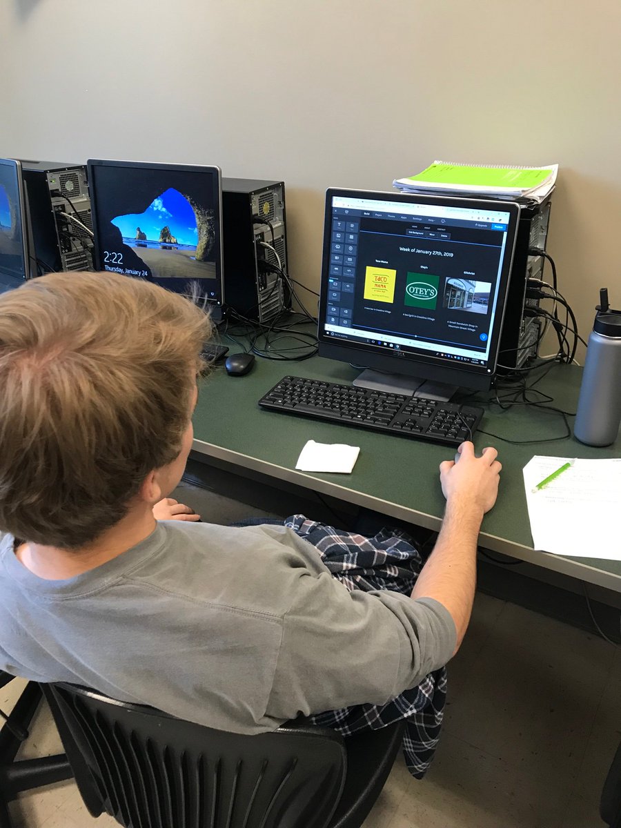 mbINCubator's tweet photo. Knox Richardson teaching the INC students about website design #spartanbiz #domainname @mtnbrookhs @incubatoredu https://t.co/pDni1fW3f3