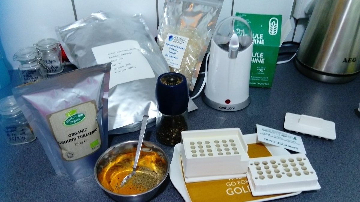 emsbeautybox's tweet photo. It's a tumeric and Black pepper capsule making afternoon. #herbalhealth #emsbeautybox #healing #naturalmedicines #lovemakingthings https://t.co/EUZfUc74YP