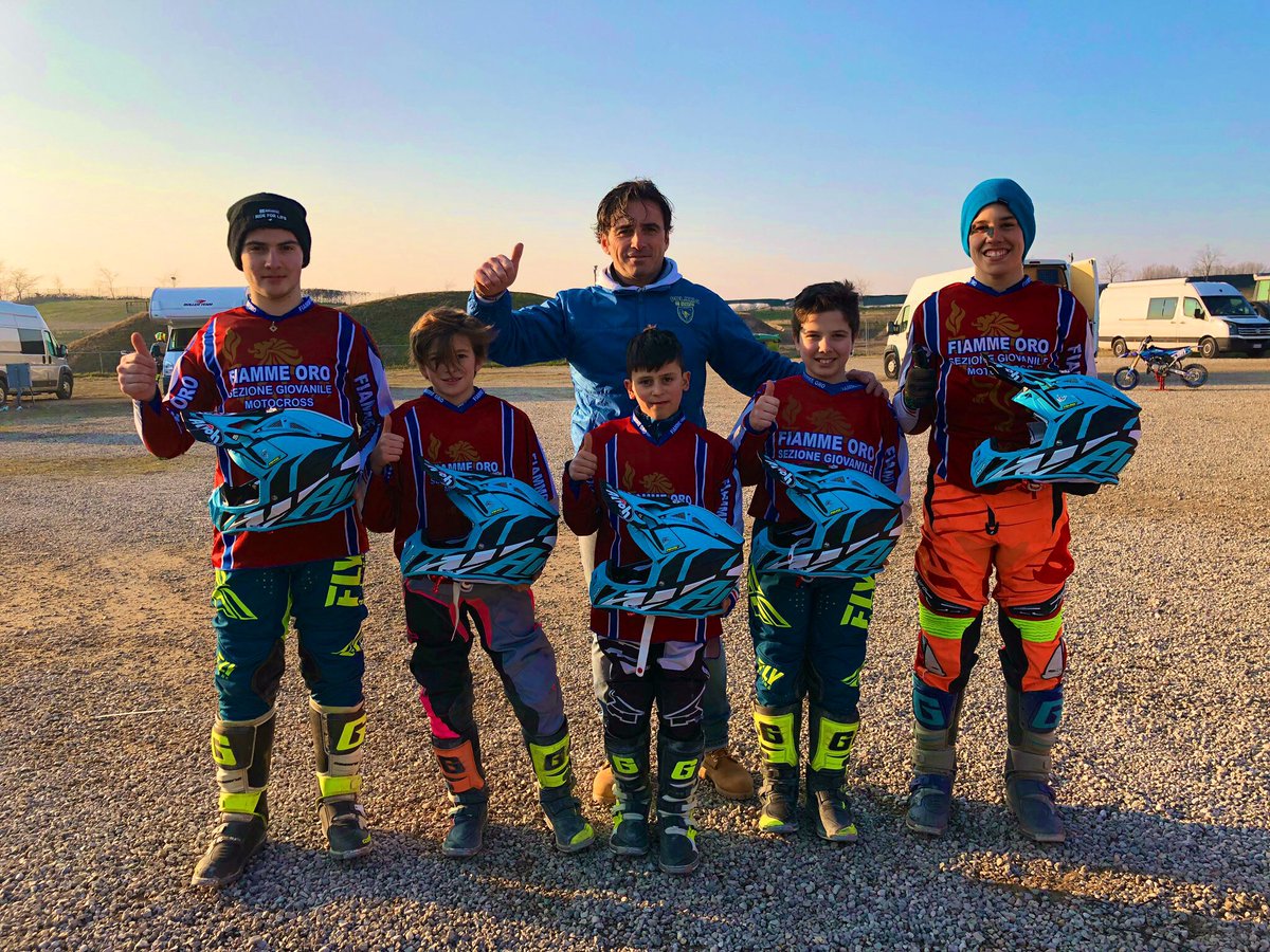 Massi__121's tweet photo. Allenamento e consegna dei nuovi @AirohHelmet oggi a Mantova per i giovani atleti Fiamme Oro della Sezione Giovanile Motocross 
#WorkInProgress #FiammeOroMotociclismo #NonSiMollaMai @AirohHelmet @poliziadistato #Motocross #Style #Fashion #Passion #MXJ https://t.co/PgolGGYSur