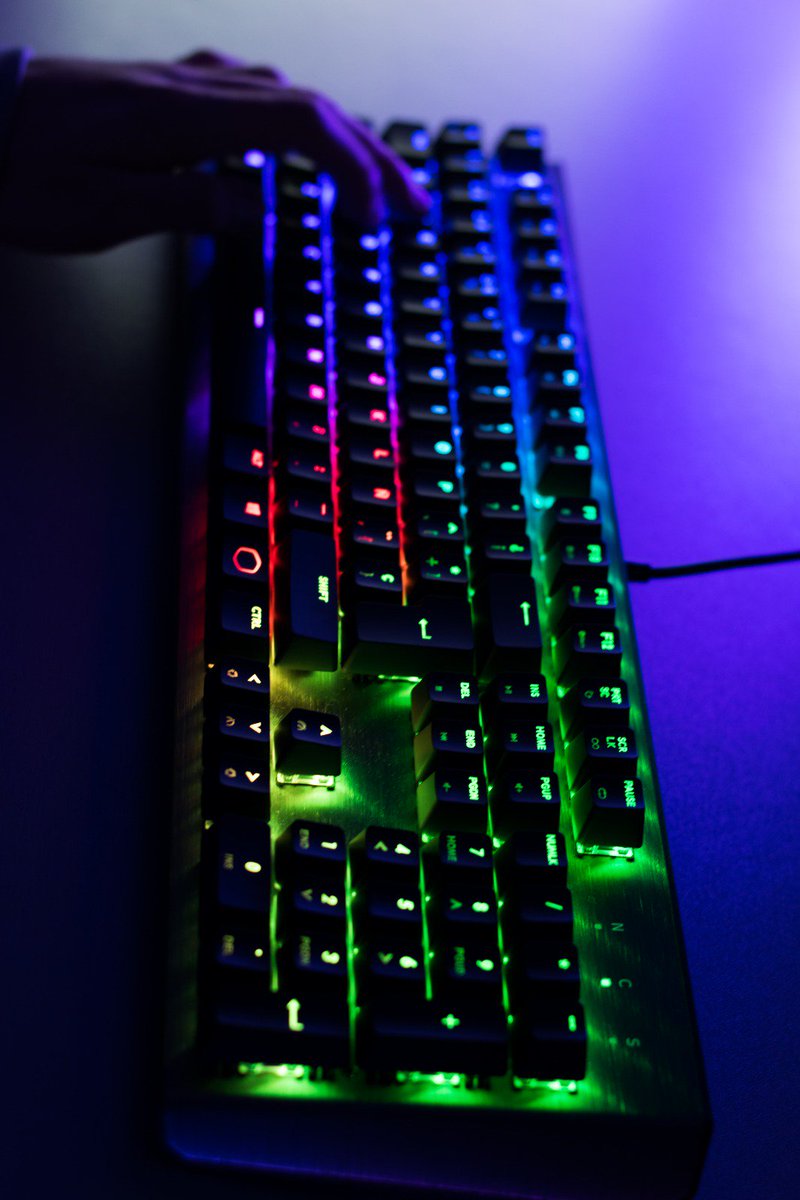 NewHomePC's tweet photo. De noche, un buen teclado mecánico RGB... Motivación 💯

#CK550 #gaming #gaminglife https://t.co/YrdtpoHN06