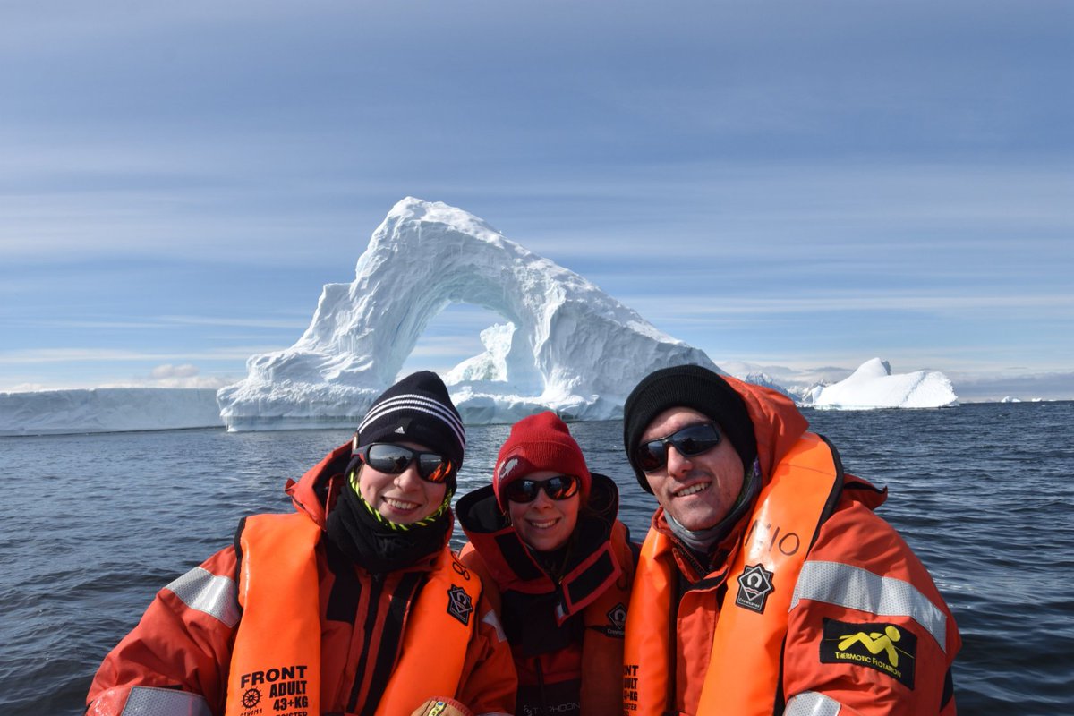 Goncal0Piedade's tweet photo. Nice to sample between icebergs! 
#POMVIDDY sampling on #RyderBay, #Antarctica, together with @BAS_News.  
@NIOZnieuws @NWONieuws @brussaard7 https://t.co/4SmkuZzBdq