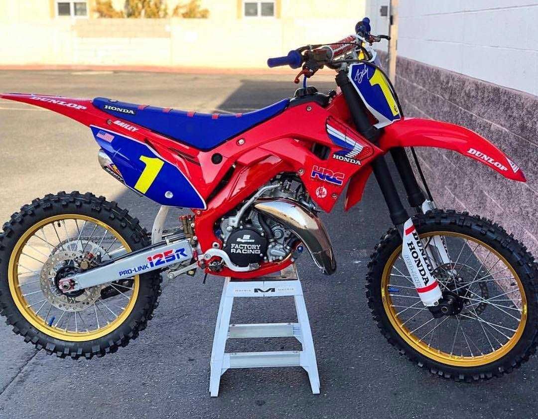 MXstore's tweet photo. How's this rig! 🤤 @jhoss400sm has nailed his David Bailey replica CR125 🔥 Tag a mate who needs to see this! #honda #cr125 #2stroke #125 #cr #polisport #polisportplastics #moto #mxstore #mx #motocross #dirtbike #racing https://t.co/40bfbXaw6S