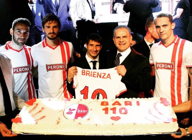 The_Kitsman's tweet photo. Here are a few more photos from the kit launch.

Pretty cool right?

#FCBari #Bari https://t.co/YtGJLikFPW