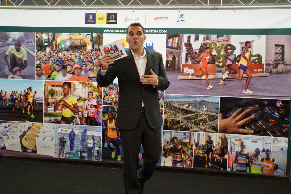 GCMaraton's tweet photo. El periodista Alberto Hernández presenta esta gala del décimo aniversario del @cajasiete #GCmaraton rememorando cada una de sus ediciones con una proyección. #GCIslaEuropeadelDeporte #10añosGCM
#GCEuropeanIslandOfSport #10yearsGCM https://t.co/Crblz50kR0