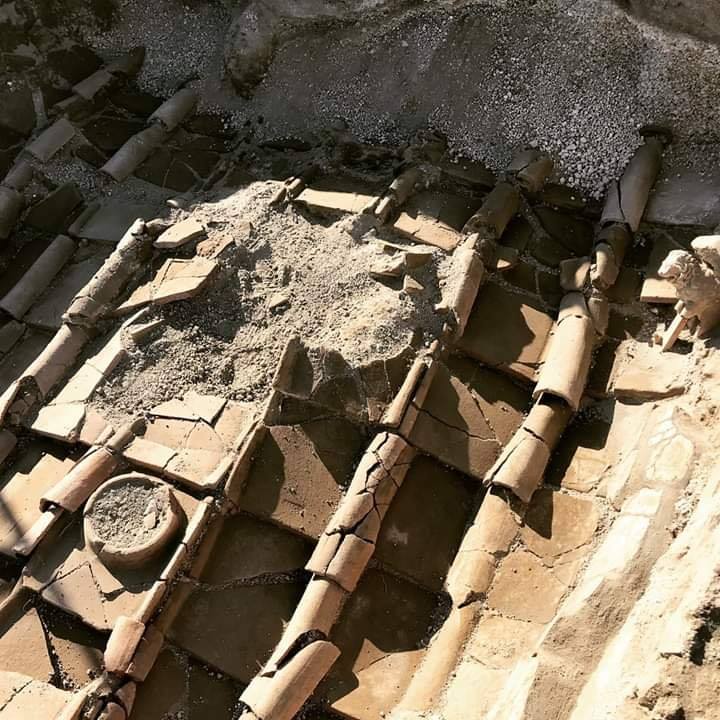 PlanetPompeii's tweet photo. The still intact roof of a house. New excavation works in the #RegioV in #Pompeii Ruins.

Instagram photo by Director Massimo Osanna https://t.co/Rb3DMP1e2d
